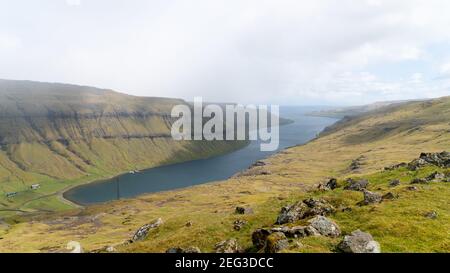 Dramatische Landschaft auf den Färöer Inseln. Die Art der Färöer im Nordatlantik Stockfoto