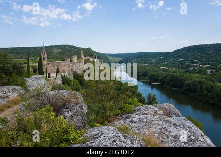 Mittelalterliche Dorf Aigueze über dem Fluss Ardèche am südlichen Eingang der Schlucht der Ardèche, Rochefort Du Gard, Gard departement, Royal, Frankreich Stockfoto