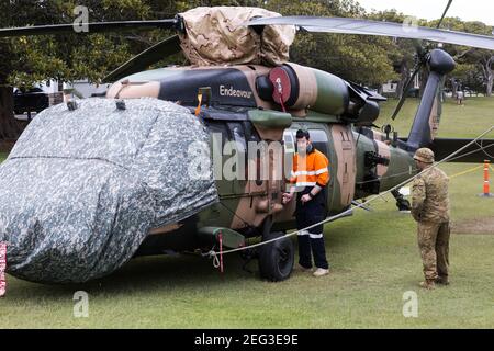 Sydney, Australien. Donnerstag, 18th. Februar 2021. Ein Black Hawk Hubschrauber ist unten im Robertson Park, Watson's Bay in Sydneys östlichen Vororten, nachdem er eine Notlandung machen musste. Der Hubschrauber der Spezialeinheiten kam während einer Anti-Terror-Übung im Hafen von Sydney mit einem Schiff in Kontakt. Kredit Paul Lovelace/Alamy Live Nachrichten Stockfoto