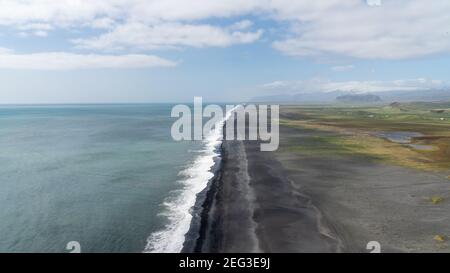 Endloser vulkanischer schwarzer Sandstrand in Vik, Island Stockfoto