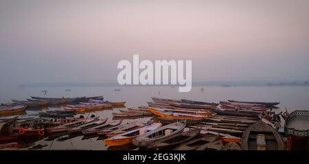 Boote am Ufer des Ganges geparkt Stockfoto