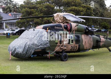 Sydney, Australien. Donnerstag, 18th. Februar 2021. Ein Black Hawk Hubschrauber ist unten im Robertson Park, Watson's Bay in Sydneys östlichen Vororten, nachdem er eine Notlandung machen musste. Der Hubschrauber der Spezialeinheiten kam während einer Anti-Terror-Übung im Hafen von Sydney mit einem Schiff in Kontakt. Kredit Paul Lovelace/Alamy Live Nachrichten Stockfoto