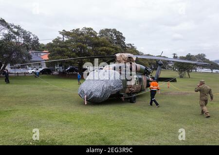 Sydney, Australien. Donnerstag, 18th. Februar 2021. Ein Black Hawk Hubschrauber ist unten im Robertson Park, Watson's Bay in Sydneys östlichen Vororten, nachdem er eine Notlandung machen musste. Der Hubschrauber der Spezialeinheiten kam während einer Anti-Terror-Übung im Hafen von Sydney mit einem Schiff in Kontakt. Kredit Paul Lovelace/Alamy Live Nachrichten Stockfoto