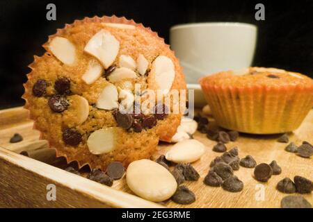 Glutenfreie Muffins mit Mandelmehl und Reis mit Schokoladenstückchen Stockfoto