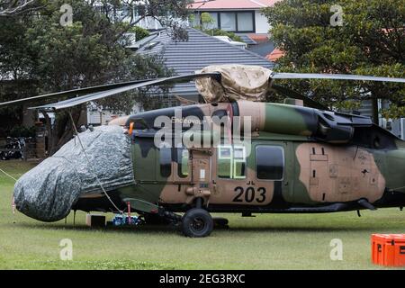 Sydney, Australien. Donnerstag, 18th. Februar 2021. Ein Black Hawk Hubschrauber ist unten im Robertson Park, Watson's Bay in Sydneys östlichen Vororten, nachdem er eine Notlandung machen musste. Der Hubschrauber der Spezialeinheiten kam während einer Anti-Terror-Übung im Hafen von Sydney mit einem Schiff in Kontakt. Kredit Paul Lovelace/Alamy Live Nachrichten Stockfoto