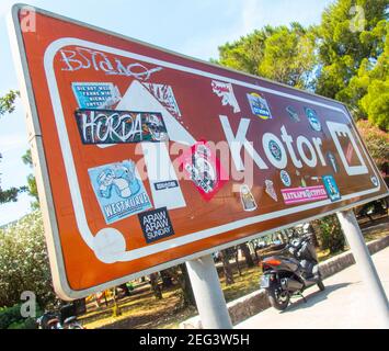 Kator Котор Kotor ist eine Küstenstadt in Montenegro. Golf von Kotor. Foto Phil Wilkinson / Alamy Stockfoto