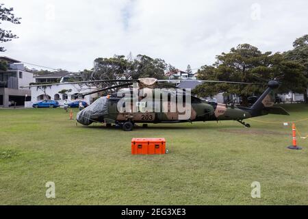 Sydney, Australien. Donnerstag, 18th. Februar 2021. Ein Black Hawk Hubschrauber ist unten im Robertson Park, Watson's Bay in Sydneys östlichen Vororten, nachdem er eine Notlandung machen musste. Der Hubschrauber der Spezialeinheiten kam während einer Anti-Terror-Übung im Hafen von Sydney mit einem Schiff in Kontakt. Kredit Paul Lovelace/Alamy Live Nachrichten Stockfoto