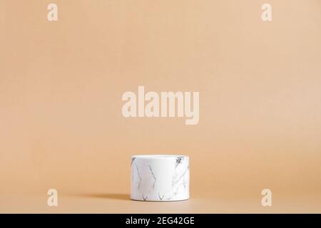 Leeres weißes Marmorpodium auf pastellbeigem Hintergrund. Minimale Boxen und geometrisches Podium. Szene mit geometrischen Formen. Leere Vitrine für Stockfoto