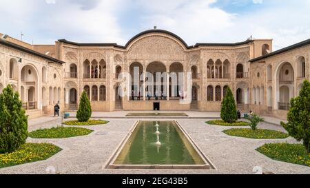 Kashan, Iran - Mai 2019: Touristen besuchen Tabatabaei Natanzi Khaneh Historisches Haus. Wundervolle persische Architektur. Kashan ist ein beliebter Tourist des Stockfoto