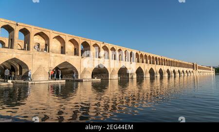 Isfahan, Iran - Mai 2019: Das iranische Volk auf der Allahverdi Khan Brücke auch bekannt als Si-o-se-pol Brücke, eine der ältesten Brücken von Isfahan Stockfoto