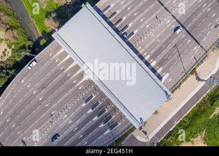 Mautstraße, Drehspieße, Zahlungs-Sammelbereich, Luftansicht. Stockfoto