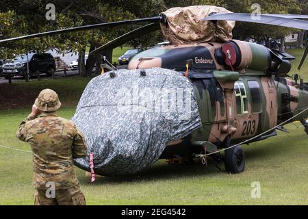 Sydney, Australien. Donnerstag, 18th. Februar 2021. Ein Black Hawk Hubschrauber ist unten im Robertson Park, Watson's Bay in Sydneys östlichen Vororten, nachdem er eine Notlandung machen musste. Der Hubschrauber der Spezialeinheiten kam während einer Anti-Terror-Übung im Hafen von Sydney mit einem Schiff in Kontakt. Kredit Paul Lovelace/Alamy Live Nachrichten Stockfoto