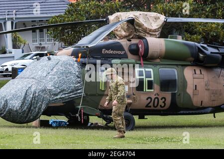 Sydney, Australien. Donnerstag, 18th. Februar 2021. Ein Black Hawk Hubschrauber ist unten im Robertson Park, Watson's Bay in Sydneys östlichen Vororten, nachdem er eine Notlandung machen musste. Der Hubschrauber der Spezialeinheiten kam während einer Anti-Terror-Übung im Hafen von Sydney mit einem Schiff in Kontakt. Kredit Paul Lovelace/Alamy Live Nachrichten Stockfoto