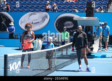 Melbourne, Australien. Februar 2021, 18th. Osaka Naomi (L) aus Japan und Serena Williams aus den Vereinigten Staaten posieren für Fotos vor dem Halbfinale der Frauen bei den Australian Open im Melbourne Park in Melbourne, Australien, 18. Februar 2021. Quelle: Bai Xuefei/Xinhua/Alamy Live News Stockfoto