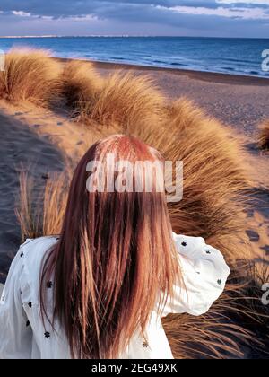 Frau am Strand Stockfoto