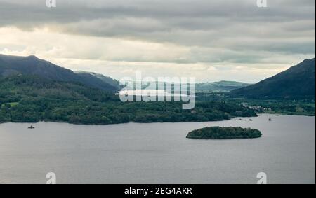 Die Landschaft von Derwentwater aus Surprise View Aussichtspunkt in der Nähe von Keswick Stadt, in Lake District, Großbritannien Stockfoto