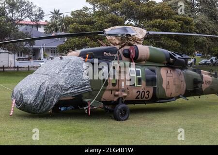 Sydney, Australien. Donnerstag, 18th. Februar 2021. Ein Black Hawk Hubschrauber ist unten im Robertson Park, Watson's Bay in Sydneys östlichen Vororten, nachdem er eine Notlandung machen musste. Der Hubschrauber der Spezialeinheiten kam während einer Anti-Terror-Übung im Hafen von Sydney mit einem Schiff in Kontakt. Kredit Paul Lovelace/Alamy Live Nachrichten Stockfoto