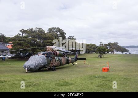 Sydney, Australien. Donnerstag, 18th. Februar 2021. Ein Black Hawk Hubschrauber ist unten im Robertson Park, Watson's Bay in Sydneys östlichen Vororten, nachdem er eine Notlandung machen musste. Der Hubschrauber der Spezialeinheiten kam während einer Anti-Terror-Übung im Hafen von Sydney mit einem Schiff in Kontakt. Kredit Paul Lovelace/Alamy Live Nachrichten Stockfoto