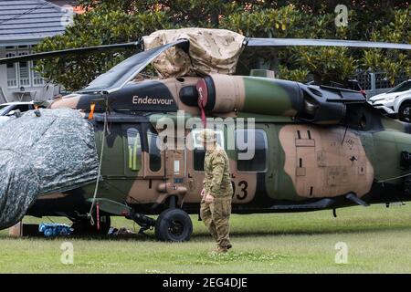 Sydney, Australien. Donnerstag, 18th. Februar 2021. Ein Black Hawk Hubschrauber ist unten im Robertson Park, Watson's Bay in Sydneys östlichen Vororten, nachdem er eine Notlandung machen musste. Der Hubschrauber der Spezialeinheiten kam während einer Anti-Terror-Übung im Hafen von Sydney mit einem Schiff in Kontakt. Kredit Paul Lovelace/Alamy Live Nachrichten Stockfoto