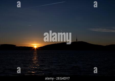 Ein Blick über den Lake Burley Griffin in Canberra, ACT. In diesem Bild enthalten ist Black Mountain Tower und Australian National Library. Stockfoto