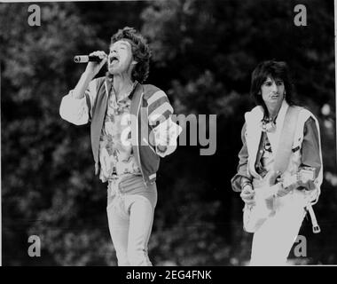 Mick Jagger und Ronnie Wood in Aktion im Roundhay Park Leeds im Jahr 1980s. Kredit Simon Dewhurst und Paul Cousans für Hickes Ltd Stockfoto