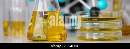 Glasröhrchen mit gelbviskoser Flüssigkeit stehen auf dem Tisch In der Nahaufnahme des chemischen Labors Stockfoto