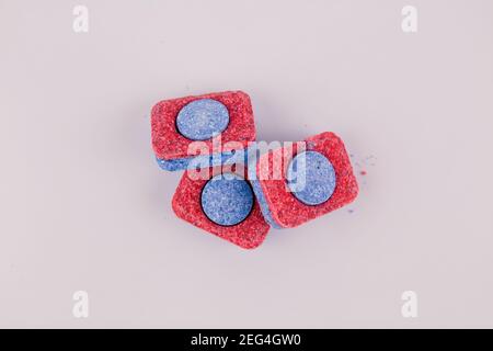 Ein Geschirrspüler Tabletten auf weißem Hintergrund zum Abwaschen von Geschirr Stockfoto
