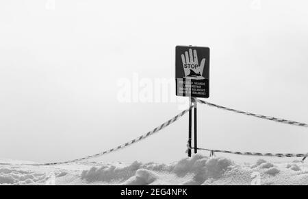 Warnschild - Stop, Lawinen. Off-piste-sonnigen verschneiten Skipiste mit neuen - Schnee und bedecktem Himmel bei schlechtem Wetter, bevor Blizzard gefallen. Georgien, Region Stockfoto