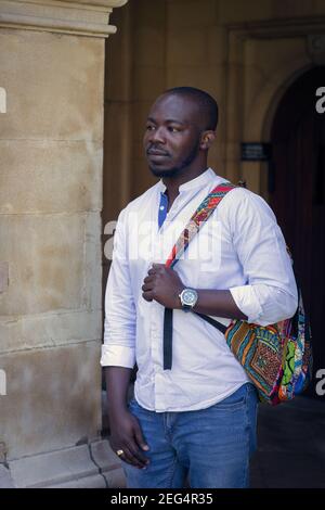 Porträt eines jungen afrikanischen Studenten, der an die Universität Cambridge in Großbritannien geht. Stockfoto