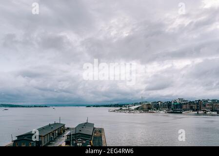 Oslo, Norwegen - 10. August 2019: Blick auf den Hafen von Aker Brygge und Tjuvholmen von der Festung Akershus Stockfoto