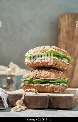 Roggen Vollkornsandwiches mit Avocado, Gurke und Frischkäse Stockfoto