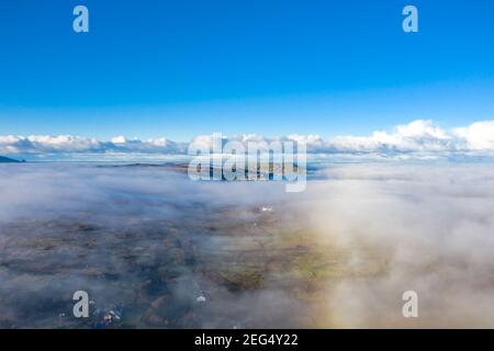 Über den Wolken bei Portnoo in der Grafschaft Donegal mit Nebel - Irland. Stockfoto