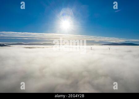 Über den Wolken bei Bonny Glen in der Grafschaft Donegal mit Nebel - Irland. Stockfoto