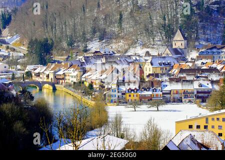 Erhöhter Blick auf die charmante kleine Stadt Saint Ursanne mit mittelalterlichem Charakter, Kanton Jura, Schweiz. Stockfoto