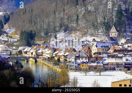 Erhöhter Blick auf die charmante kleine Stadt Saint Ursanne mit mittelalterlichem Charakter, Kanton Jura, Schweiz. Stockfoto