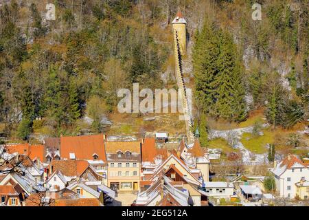 Erhöhter Blick auf die charmante kleine Stadt Saint Ursanne mit mittelalterlichem Charakter, Kanton Jura, Schweiz. Stockfoto