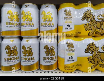 Singha Bier das original thai Bier im Supermarkt in Chiang Mai - THAILAND, 12. Februar 2021 Stockfoto