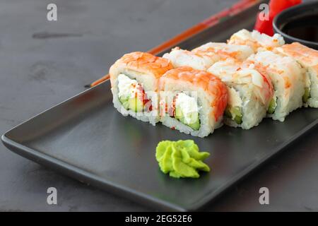 Sushi-Rolle mit Garnelenfleisch auf schwarzem Keramikplatte bedeckt Stockfoto