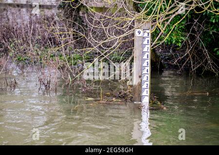 Holztiefe Lineal verwendet, um die Höhe des fließenden Flusses zu messen. Stockfoto