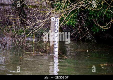 Holztiefe Lineal verwendet, um die Höhe des fließenden Flusses zu messen. Stockfoto