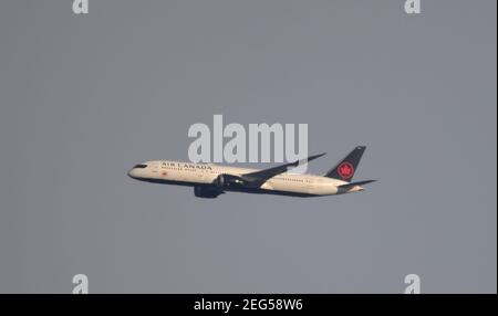 18. Februar 2021. Air Canada Boeing 787 Dreamliner C-FRTU über den endgültigen Anflug von Toronto nach London Heathrow. Kredit: Malcolm Park/Alamy Stockfoto