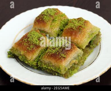 Traditionelles türkisches Dessert Antep Baklava mit Pistazie auf rustikalem Tisch, ramadan oder Urlaubsdesserts Konzept. Antep Baklavasi. Stockfoto