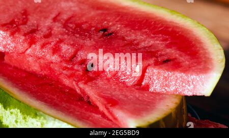 Rote Scheiben süßer, reifer Wassermelone aus der Nähe Stockfoto
