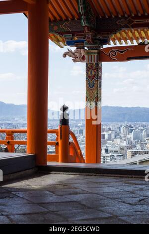 Blick auf die Stadt Kyoto mit Blick durch das Sai-mon oder West Gate in Kiyomizu-dera, einem buddhistischen Tempel im Osten von Kyoto, Japan Stockfoto