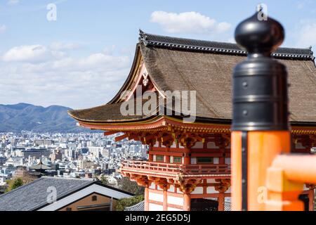 Das Dach des orangen Nio-mon oder das Tor der Deva Könige in Kiyomizu-dera ein buddhistischer Tempel im Osten von Kyoto, Japan Stockfoto