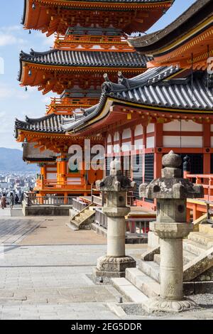 Blick auf die dreistöckige Pagode in Kiyomizu-dera, einem buddhistischen Tempel im Osten von Kyoto, Japan an einem sonnigen Tag Stockfoto