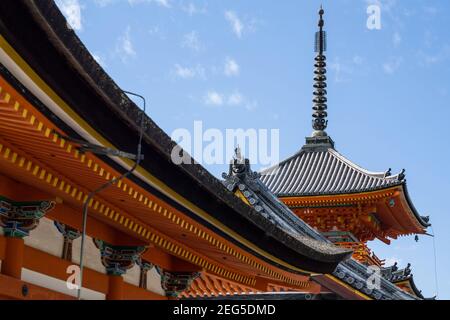 Blick auf den Turm der dreistöckigen Pagode in Kiyomizu-dera, einem buddhistischen Tempel im Osten von Kyoto, Japan an einem sonnigen Tag. Stockfoto