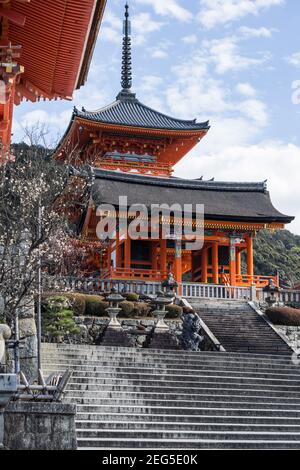 Die Sai-mon oder West Gate und Sanju no to, oder drei-stöckige Pagode bei Kiyomizu-dera ein buddhistischer Tempel im Osten Kyoto, Japan Stockfoto