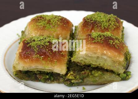 Traditionelles türkisches Dessert Antep Baklava mit Pistazie auf rustikalem Tisch, ramadan oder Urlaubsdesserts Konzept. Antep Baklavasi. Stockfoto