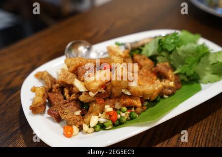 Nahaufnahme Gebratenes, streifendes Schweinefleisch mit Chili und Knoblauch anrühren Stockfoto